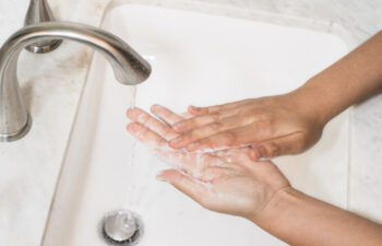 washing hands to prevent the spread of COVID-19